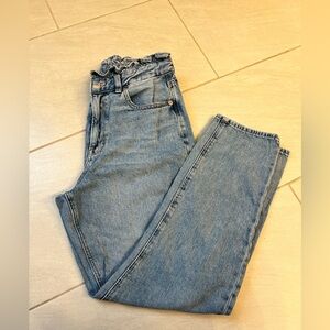 American Eagle mom jeans
Light wash
Cute ruffled waistline 
Size 6